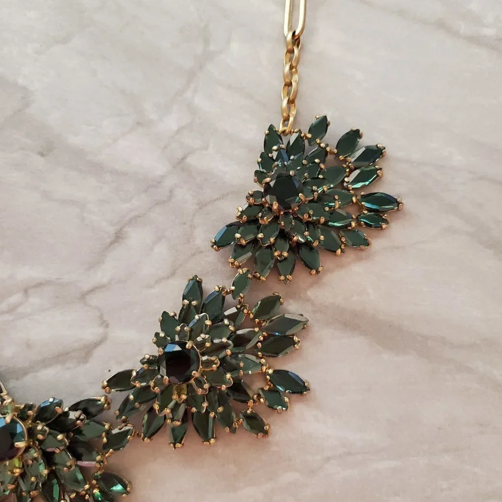 🎄 J.Crew Emerald Stacked Cluster Fan Rhinestone Crystal Statement Necklace 🎄 - Picture 4 of 14